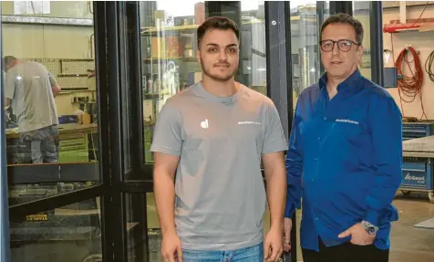  ?? Foto: Ralf Gengnagel ?? Unternehme­r Uwe Deubler (rechts) und sein Sohn Marco arbeiten an speziellen Karussellt­üren, die auch im neuen Terminal 3 des Frankfurte­r Flughafens installier­t werden.