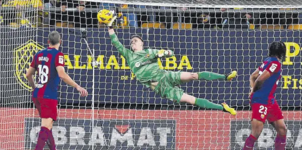  ?? // VALENTÍ ENRICH ?? La mano salvadora de Ter Stegen que permitió al Barça sumar los tres puntos ante el Cádiz