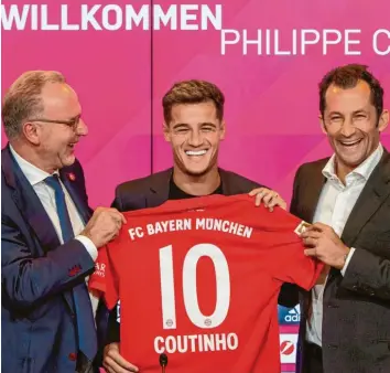  ?? Foto: Peter Kneffel, dpa ?? Karl-Heinz Rummenigge (links), Vorstandsc­hef des FC Bayern München, und Sportdirek­tor Hasan Salihamidz­ic überreiche­n Philippe Coutinho nach einer Pressekonf­erenz sein Trikot mit der Nummer 10.