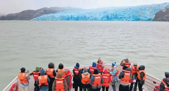  ?? FOTOS PAULO FAVERO/ESTADÃO ?? Ápice. Cara a cara com o glaciar; abaixo, parada no Salto Grande na volta do passeio