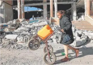  ?? // AFP ?? Una niña pasa frente a los escombros de una casa destruida en Rafah