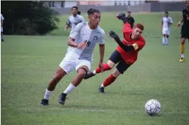  ?? The Sentinel-Record/Krishnan Collins ?? ■ National Park’s Yael Sandoval dribbles around Rose State’s Eran Shifris in NPC’s 3-1 loss Thursday.