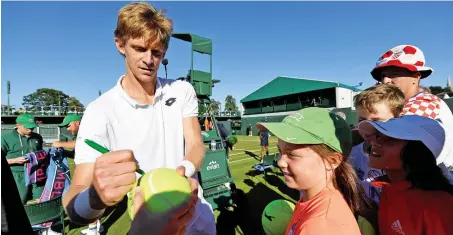  ?? PICTURE: REUTERS/AFRICAN NEWS AGENCY (ANA) ?? THE WRITE STUFF: South Africa’s Kevin Anderson signs autographs after winning his first round match against Slovakia’s Norbert Gombos at Wimbledon.