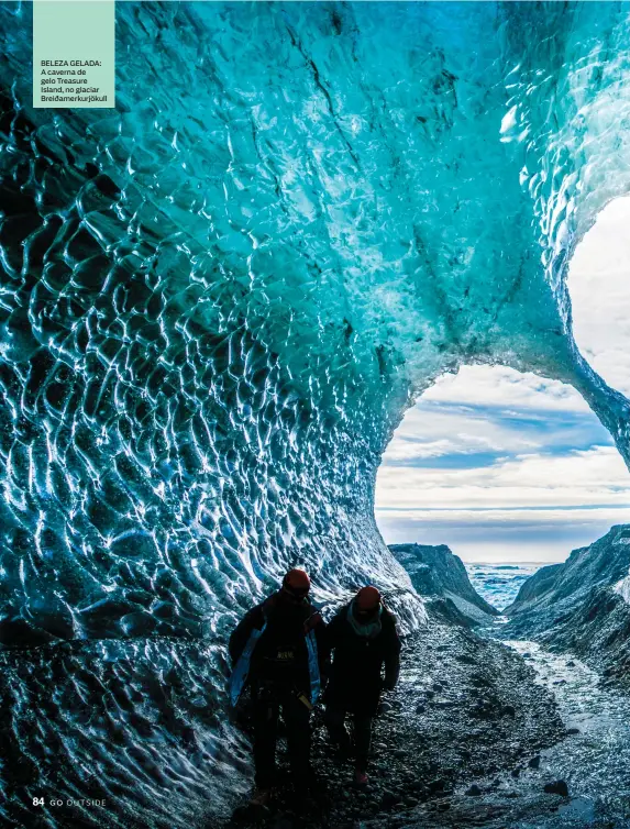  ??  ?? BELEZA GELADA: A caverna de gelo Treasure Island, no glaciar Breiðamerk­urjökull