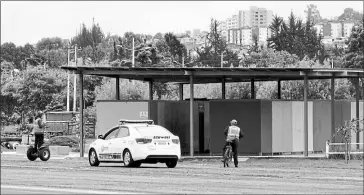  ?? POLICÍA ?? • La mañana de ayer, policías a bordo de un patrullero llegaron al lugar del hecho.