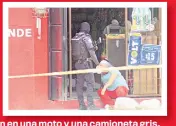  ??  ?? El cuerpo de Roberto, de 38 años, quedó en una entrada lateral; atacantes huyen en una moto y una camioneta gris.