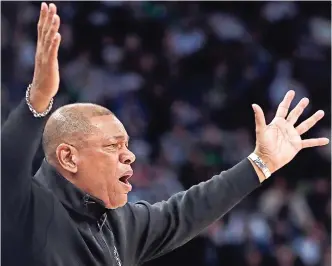  ?? ?? DOC RIVERS, entrenador de Milwaukee, cuestiona una marcación de los árbitros