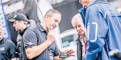  ?? FOTO: ANDREAS BRETZ ?? Schlägeran­bieter Volker Böttcher (l.) erklärt Inge Grässer und Günter Müller auf der Fachmesse ein Golfschläg­ermodell.