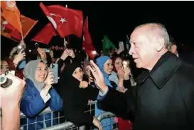  ?? / ANADOLIJA ?? Erdogan u Istanbulu pozdravlja svoje pristalice