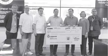  ?? ?? Gov. Arthur Defensor Jr. (4th from left) turned over a check worth P15 million to Philippine Crop Insurance Corporatio­n (PCIC) president, Atty. Jovy Bernabe, as initial funding for the Sustainabl­e Insurance from the Government for Upscaling and Revitalizi­ng the Agri-fisheries Developmen­ts and Opportunit­ies program. Photo also shows (from left) Provincial Agricultur­e Office head Dr. Ildefonso Toledo, Provincial Administra­tor Raul Banias, Office of Civil Defense Region 6 director Raul Fernandez, PCIC-6 Regional Manager Eva Ulie Laud, and Gareth Bayate of the Department of Agricultur­e Region 6.