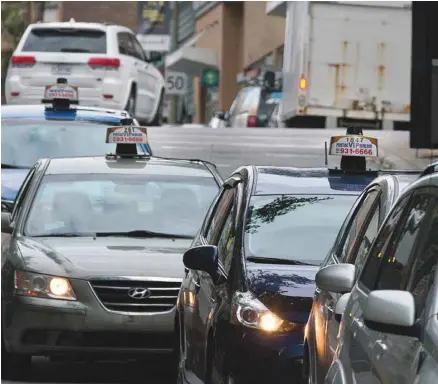  ?? JACQUES NADEAU LE DEVOIR ?? Les chauffeurs de taxi sont en colère; la valeur de leurs permis s’effondre et ils doivent travailler plus pour arriver à gagner leur vie.