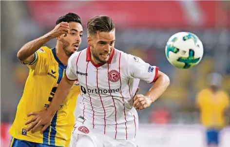  ?? FOTO: DPA ?? Niko Gießelmann beweist Durchsetzu­ngsvermöge­n. Hier behauptet er den Ball gegen den Braunschwe­iger Salim Khelifi.