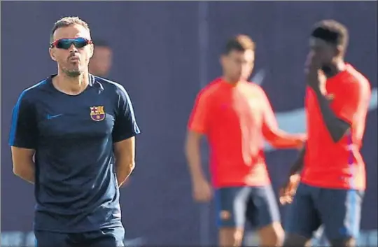  ?? TONI ALBIR / EFE ?? Luis Enrique xiula a la ciutat esportiva abans de començar la sessió preparatòr­ia del partit de San Mamés