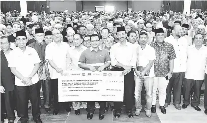  ?? — Gambar Bernama ?? ALBUM: Amirudin (tengah) bergambar bersama orang ramai yang hadir pada Majlis Sumbangan Lembu Korban sempena Hari Raya Aidiladha Peringkat Negeri Selangor 1439H/2018M di Kompleks Belia Dan Sukan Negeri Selangor semalam.