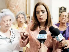  ??  ?? La senadora Rossana López, exprocurad­ora de las personas de edad avanzada, recibió a los ancianos en el Capitolio.