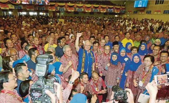  ?? [FOTO NADIM BOKHARI/BH] ?? Najib diiringi Abang Johari dan kepemimpin­an Parti PBB ketika hadir pada Majlis Perasmian Perhimpuna­n Agung Parti PBB, Ke-14, di Pusat Konvensyen Borneo Kuching, semalam.