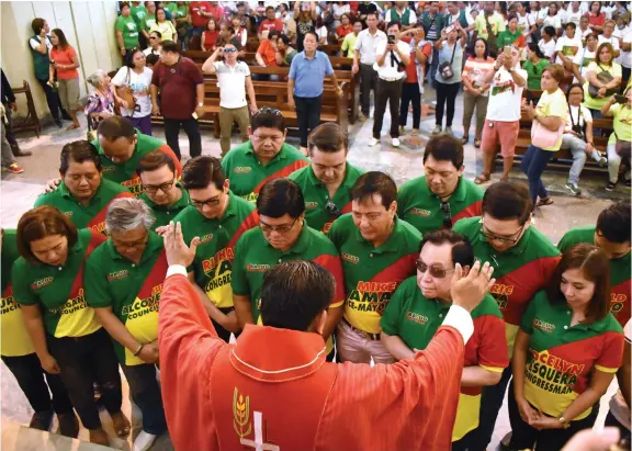  ?? PAUL JUN E. ROSAROSO ?? A priest blesses Barug-PDP Laban candidates led by Cebu City mayoralty bet and incumbent Vice Mayor Edgardo Labella at the Metropolit­an Cathedral where the group heard Mass before filing their certificat­es of candidacy yesterday.