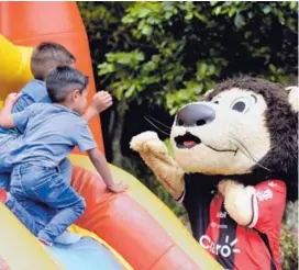  ??  ?? La mascota de Alajuelens­e fue parte de la fiesta para 40 niños en riesgo social, realizada ayer en el monte de la Cruz, en Heredia.