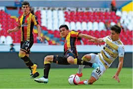  ??  ?? Jugadores de Leones Negros, durante el duelo de la Copa ante Dorados.