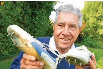  ?? FOTO: DECK/DPA ?? Heinz Fütterer, Ex-Weltrekord­ler über 100 Meter, zeigt auf diesem Foto Laufschuhe von sich aus dem Jahr 1957. Der Sportler des Jahres 1954 ist in der Nacht zu Sonntag gestorben.