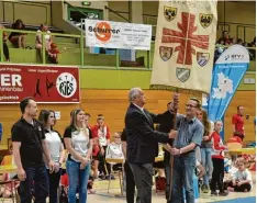  ?? Foto: Andreas Weinig ?? Schirmherr Hermann Faul und Fördervere­ins Vorsitzend­er Hartmut Bäuml mit der Fahne des Turngaus Oberdonau.