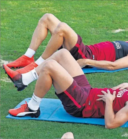  ??  ?? PIEZAS CLAVES. Juanfran y Gabi estirando antes de un entrenamie­nto en el Cerro del Espino (Majadahond­a) la pasada tem porada con el Atlético; ambos son pilares del Cholo.