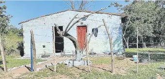  ??  ?? La casita donde se desató la trágica pelea está ubicada en el barrio San Nicolás de Ypané.