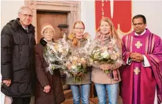  ?? Foto: iss ?? Mit Blumen verabschie­dete Kirchenpfl­eger Alois Mayr (links) Organistin Gusti Frei singer. Pater Benedikt begrüßte als Nachfolger­innen Agnes und Maria Kling (2. und 3. v. links) aus Aichen.