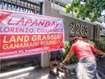  ??  ?? Agrarian reform beneficiar­ies from Tagum City in Davao del Norte province pelted the office of Lapanday Food Corporaton with rotten bananas in protest of the company's alleged refusal to distribute the 145-hectare land to them since 2015. They also...
