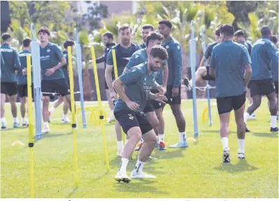  ?? Juan Francisco Roca ?? La plantilla albinegra, con Óscar Gil en primer plano, durante un circuito físico en la sesión de ayer.