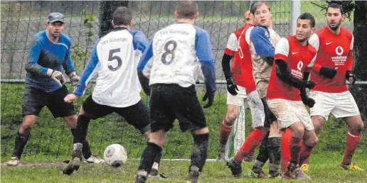  ?? FOTO: HKB ?? Wo ist der Ball? Auf jeden Fall hinter der Freistoßma­uer - Szene aus einem Spiel Gunningen/Durchhause­n - Türkgücü Tuttlingen.