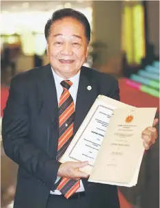  ?? — Photo by Rais Sanusi ?? Wong Soon shows his winding-up speech to reporters at the State Legislativ­e Assembly yesterday.