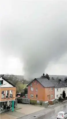  ?? BILD: DPA/TNN ?? In Sichtweite: Tornado zieht über Roetgen.