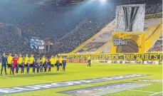  ?? FOTO: GUIDO KIRCHNER ?? Choreograf­ie auf der berühmten Südtribüne: Der Pokal für den Gewinner der Europa League fehlt Borussia Dortmund noch.