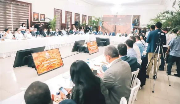  ?? /ONELIO DOMÍNGEZ ?? El presidente Luis Abinader encabezó un acto junto a la vicepresid­enta Rquel Peña en la Gobernació­n, con productore­s de tabaco.