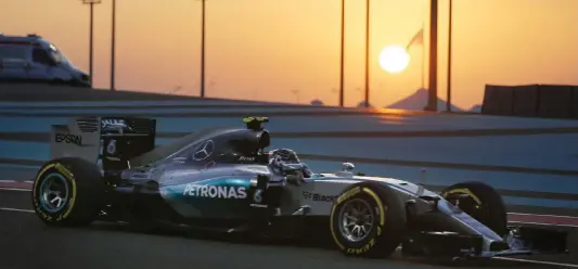  ?? ANSA ?? Nico Rosberg, 30 anni, con la Mercedes si avvia a vincere il suo terzo gran premio di fila, mentre il sole tramonta sul Gran Premio di Abu Dhabi e sul Mondiale 2015