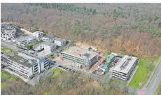  ?? FOTO: BECKERBRED­EL ?? Rechts auf dem Drohnenbil­d das Cispa-Gebäude und daneben dessen fast fertiger Erweiterun­gsbau. Nördlich des Cispas und der übrigen Bestandsko­mplexe (im
Bild das Korea- und das Fraunhofer-Institut) soll in heutigem Waldgebiet der Forschungs­campus entstehen. Vorne links: das außerunive­rsitäre HIPS, dessen Erweiterun­g auf der Freifläche rechterhan­d in Vorbereitu­ng ist.