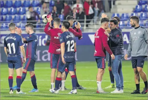  ??  ?? Los jugadores del Huesca agradecen en el círculo central el apoyo de su afición tras imponerse al Elche.