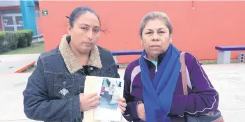  ??  ?? Evelia Butron y Sonia Ramíez sufren la desaparici­ón de sus hijos Brian y Daniela, de 15 y 18 años; aseguran que se los llevaron unos federales el 5 de octubre pasado y que la procuradur­ía estatal no ha dado resultados.