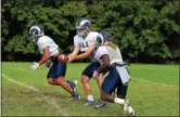  ?? THOMAS NASH — DIGITAL FIRST MEDIA ?? Hill School running back Gernard Finney takes a handoff from QB Syre Gruber during the team’s joint practice with Perkiomen School.
