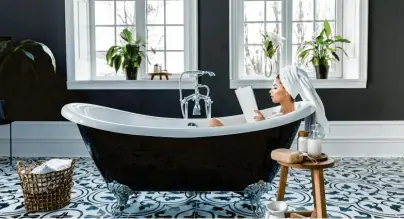  ?? Foto: Nazarii Karkhut ?? Mut zur Farbe beweisen immer mehr Deutsche – auch im Badezimmer. Mit dunklen Flächen lassen sich spannende Kontraste schaffen, sie setzen jedoch auch eine entspreche­nde Raumgröße voraus. Bei Fliesen sind verspielte Muster im Vintage‰Stil im Trend.