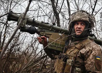  ?? AP ?? Un soldado ucraniano sostiene un lanzacohet­es antiaéreo en un lugar no revelado en la región de Donetsk (Ucrania).