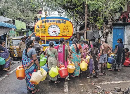  ?? PHOTOGRAPH­S BY BRYAN DENTON FOR THE NEW YORK TIMES ?? In Chennai, where kitchen taps have been dry for months, residents rush out for water when a tanker shows up. Flooding in Mumbai in August.