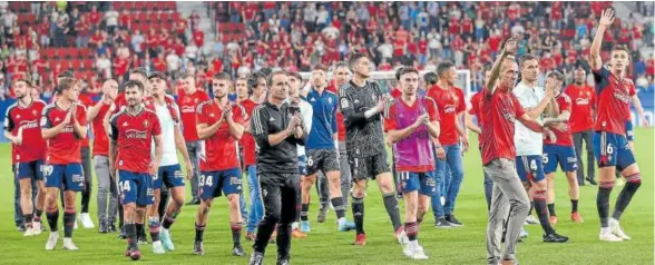  ?? ?? Técnicos y jugadores de dos épocas, saludando al público al término del partido ante la Real Sociedad.