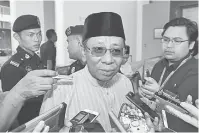  ??  ?? NADAI PENANGGUL: Yayasan Sarawak nadai napi penanggul nembiak Sarawak enda mayar duit injau, ku Azmi (gambar).