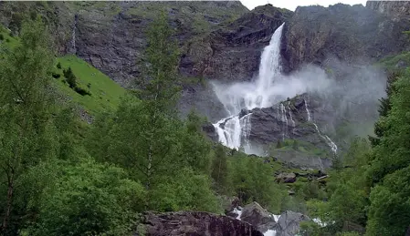  ??  ?? Spettacolo naturale Le cascate del Serio a Valbondion­e, dove il sindaco bacchetta gli escursioni­sti senza mascherina in paese