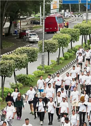  ??  ?? All together now: More than 6,000 people turned out to walk 5km around the Shah Alam city centre in a show of unity, diversity and harmony.