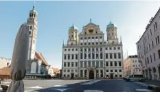  ?? Foto: Annette Zoepf (Archivfoto) ?? Im Frühjahr herrschten auch in Augsburg Ausgangsbe­schränkung­en während des Lockdowns. Unser Foto zeigt den leeren Rathauspla­tz.