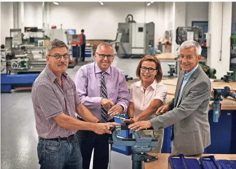  ?? RP-FOTO:MVO ?? Rainer Hendricks, Michael Rübo, Renate Joosten und Joachim Schmidt feilen in den neuen Ausbildung­sräumen an der Zukunft der Einrichtun­g.