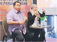  ??  ?? LITERASI: Anisa Fadhillah (kanan) menerangka­n kepada guru-guru mengenai tanggungja­wab undang-undang dalam profesion keguruan.